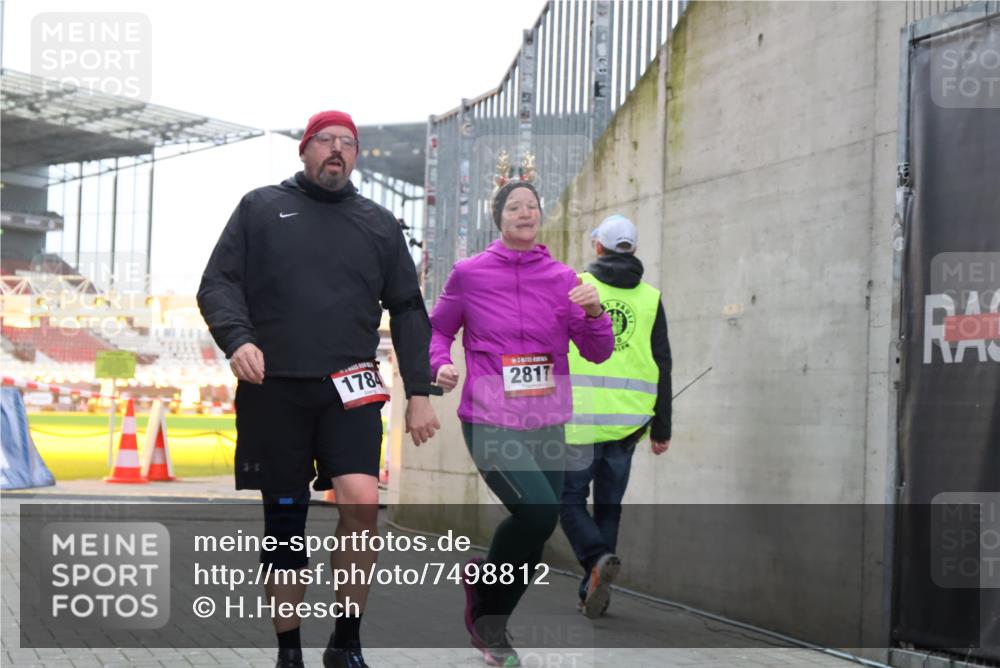 08.12.2024 - St. Pauli X-Mass-Run No. 14 H.Heesch http://msf.ph/oto/7498812 08.12.2024 10:02:19 Ziel 86, 1751, 2302, 2361, 2362, 2817, 2826, 2833, 3093, 1784, 2817, 2965, 3304 meine-sportfotos.de