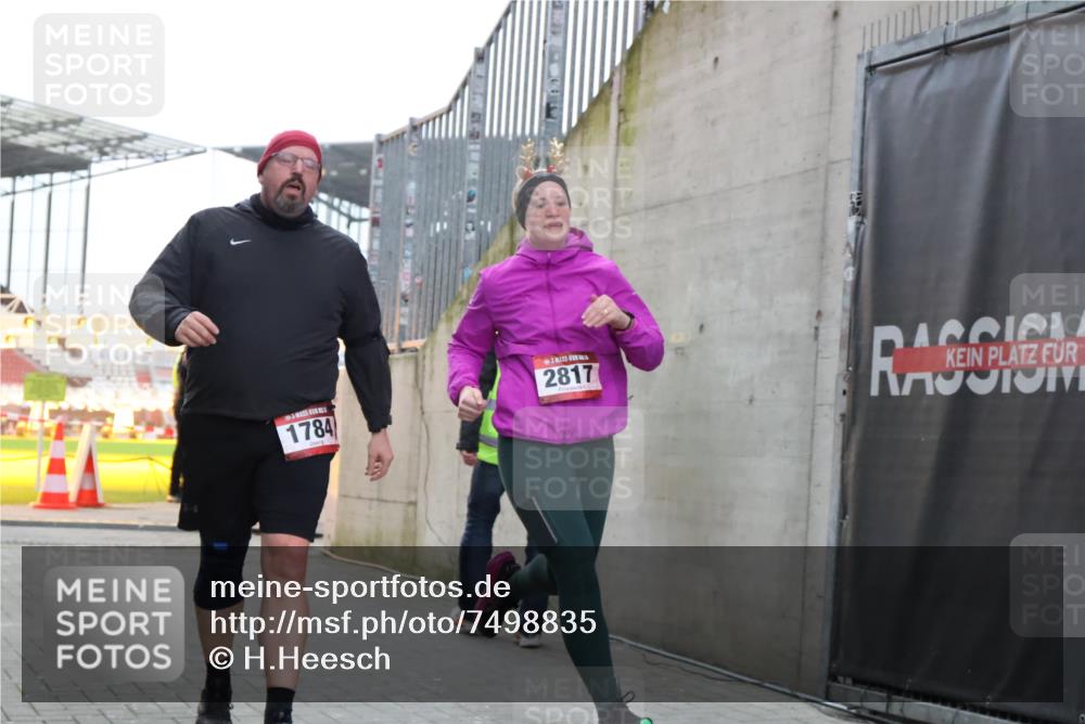 08.12.2024 - St. Pauli X-Mass-Run No. 14 H.Heesch http://msf.ph/oto/7498835 08.12.2024 10:02:19 Ziel 86, 1751, 2302, 2361, 2362, 2817, 2826, 2833, 3093, 1784, 2817, 2965, 3304 meine-sportfotos.de