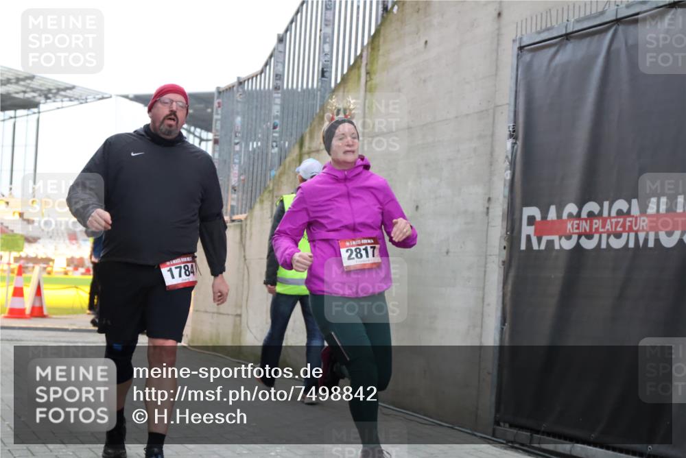 08.12.2024 - St. Pauli X-Mass-Run No. 14 H.Heesch http://msf.ph/oto/7498842 08.12.2024 10:02:19 Ziel 86, 1751, 2302, 2361, 2362, 2817, 2826, 2833, 3093, 1784, 2817, 2965, 3304 meine-sportfotos.de