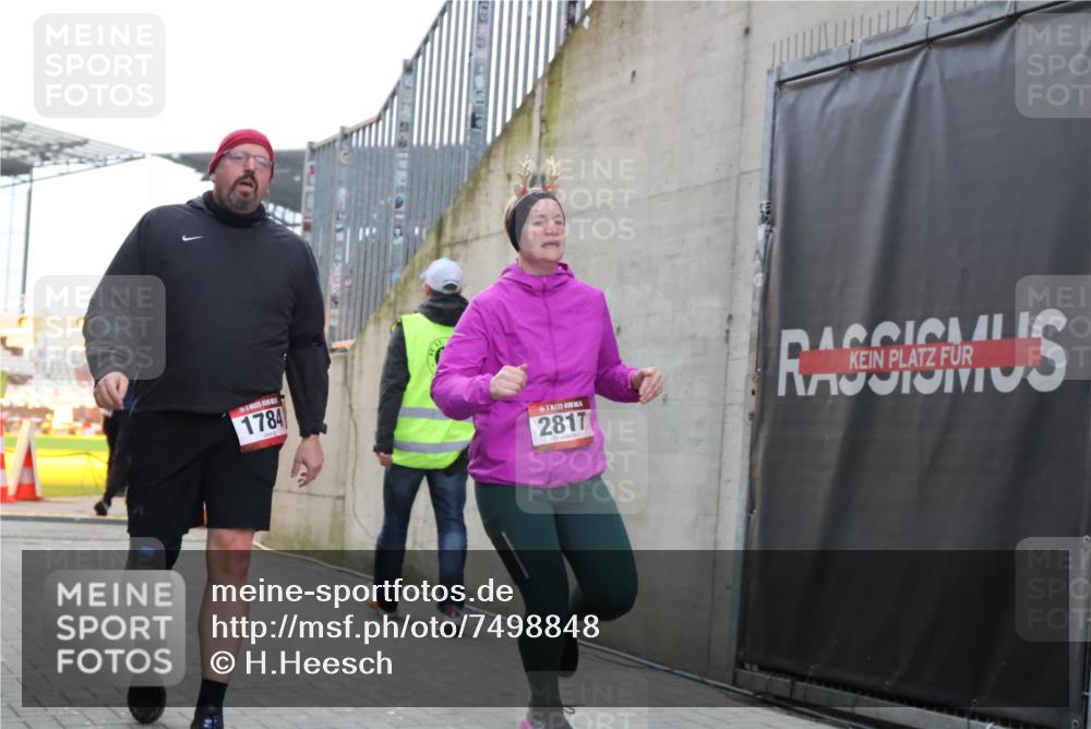 08.12.2024 - St. Pauli X-Mass-Run No. 14 H.Heesch http://msf.ph/oto/7498848 08.12.2024 10:02:19 Ziel 86, 1751, 2302, 2361, 2362, 2817, 2826, 2833, 3093, 1784, 2817, 2965, 3304 meine-sportfotos.de