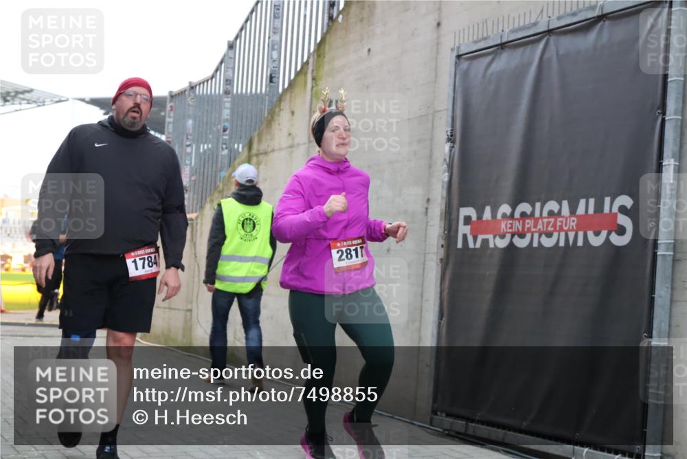 08.12.2024 - St. Pauli X-Mass-Run No. 14 H.Heesch http://msf.ph/oto/7498855 08.12.2024 10:02:19 Ziel 86, 1751, 2302, 2361, 2362, 2817, 2826, 2833, 3093, 1784, 2817, 2965, 3304 meine-sportfotos.de