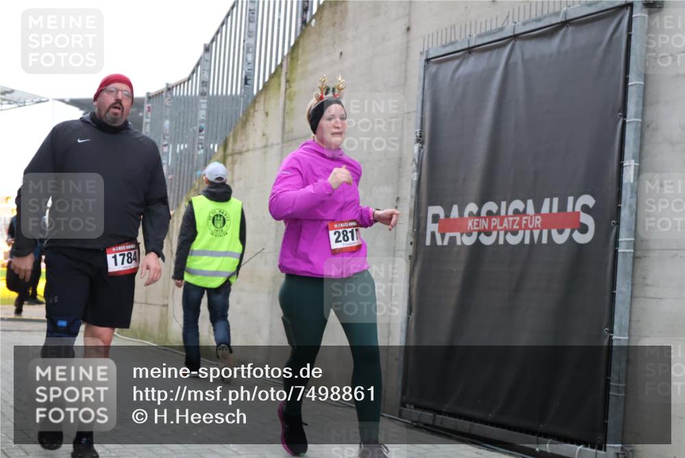 08.12.2024 - St. Pauli X-Mass-Run No. 14 H.Heesch http://msf.ph/oto/7498861 08.12.2024 10:02:19 Ziel 86, 1751, 2302, 2361, 2362, 2817, 2826, 2833, 3093, 1784, 2817, 2965, 3304 meine-sportfotos.de