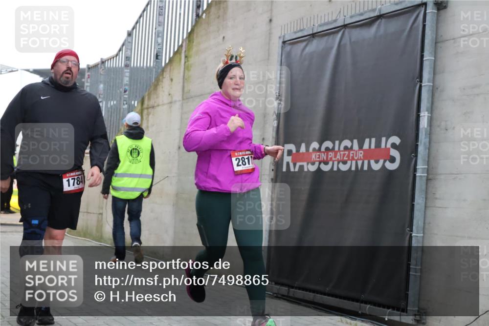 08.12.2024 - St. Pauli X-Mass-Run No. 14 H.Heesch http://msf.ph/oto/7498865 08.12.2024 10:02:20 Ziel 86, 1751, 2302, 2361, 2362, 2817, 2826, 3093, 1784, 2817, 2965, 3304 meine-sportfotos.de