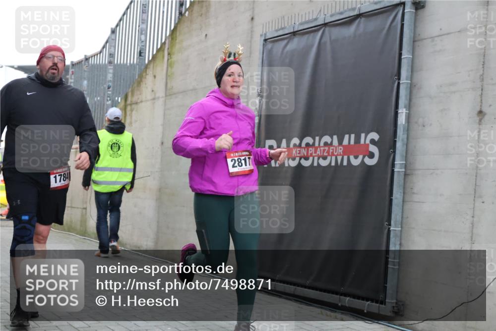 08.12.2024 - St. Pauli X-Mass-Run No. 14 H.Heesch http://msf.ph/oto/7498871 08.12.2024 10:02:20 Ziel 86, 1751, 2302, 2361, 2362, 2817, 2826, 3093, 1784, 2817, 2965, 3304 meine-sportfotos.de