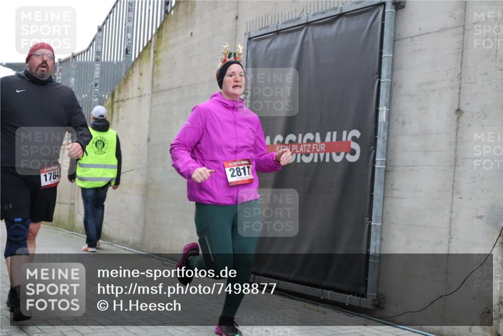 08.12.2024 - St. Pauli X-Mass-Run No. 14 H.Heesch http://msf.ph/oto/7498877 08.12.2024 10:02:20 Ziel 86, 1751, 2302, 2361, 2362, 2817, 2826, 3093, 1784, 2817, 2965, 3304 meine-sportfotos.de