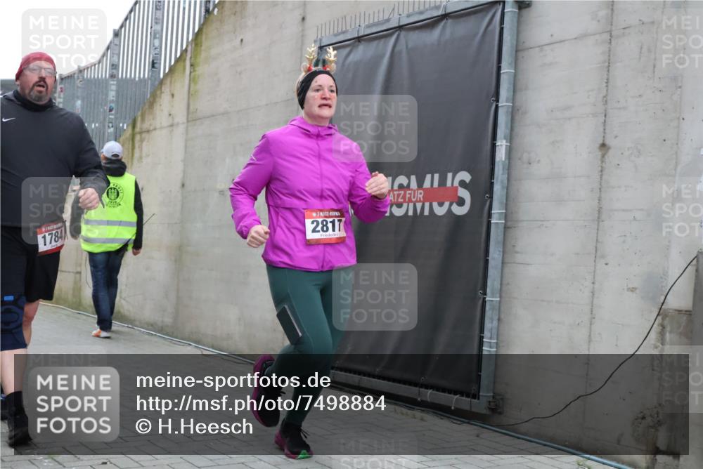 08.12.2024 - St. Pauli X-Mass-Run No. 14 H.Heesch http://msf.ph/oto/7498884 08.12.2024 10:02:20 Ziel 86, 1751, 2302, 2361, 2362, 2817, 2826, 3093, 1784, 2817, 2965, 3304 meine-sportfotos.de