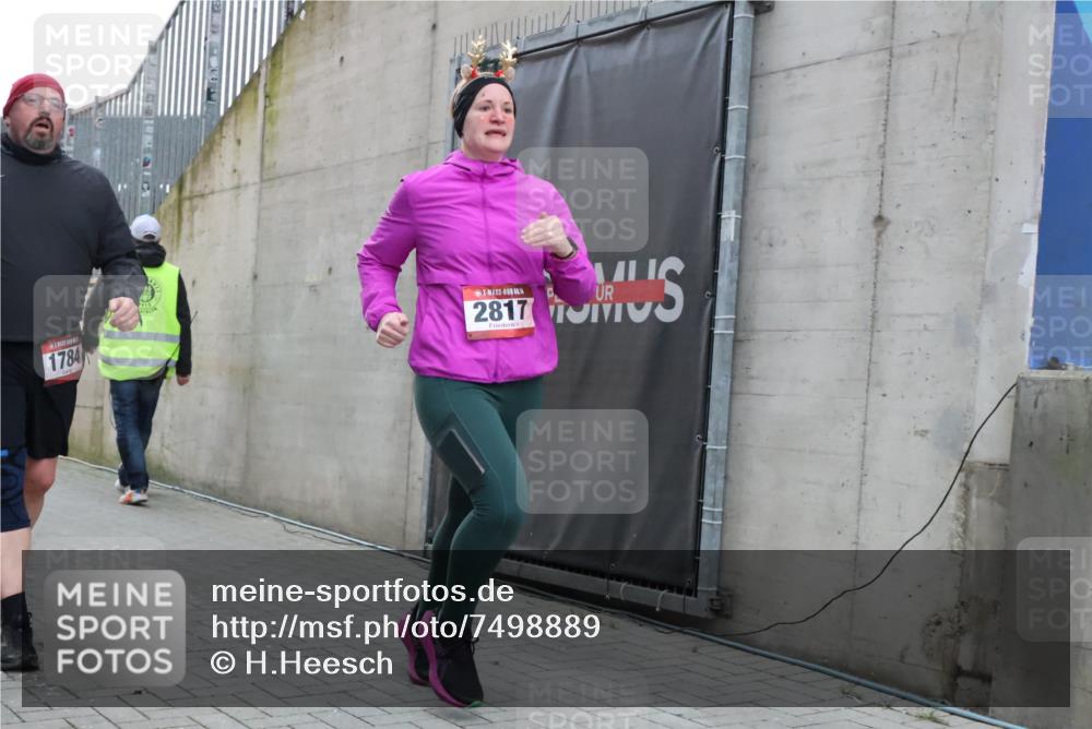 08.12.2024 - St. Pauli X-Mass-Run No. 14 H.Heesch http://msf.ph/oto/7498889 08.12.2024 10:02:20 Ziel 86, 1751, 2302, 2361, 2362, 2817, 2826, 3093, 1784, 2817, 2965, 3304 meine-sportfotos.de