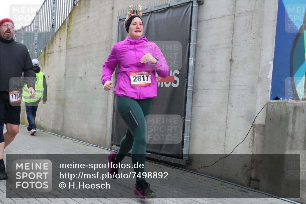 08.12.2024 - St. Pauli X-Mass-Run No. 14 H.Heesch http://msf.ph/oto/7498892 08.12.2024 10:02:20 Ziel 86, 1751, 2302, 2361, 2362, 2817, 2826, 3093, 1784, 2817, 2965, 3304 meine-sportfotos.de