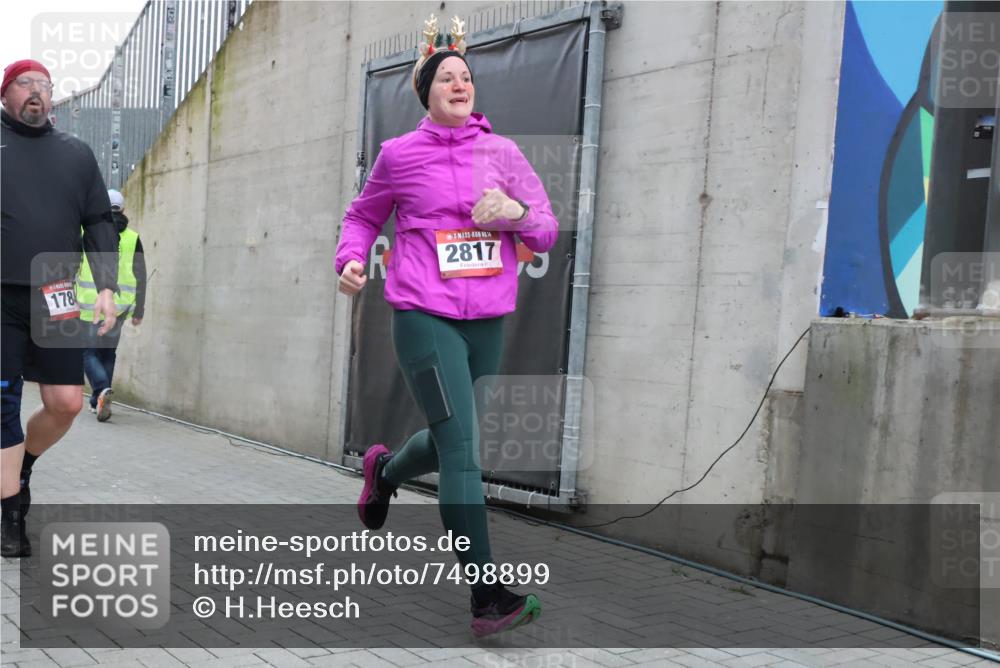 08.12.2024 - St. Pauli X-Mass-Run No. 14 H.Heesch http://msf.ph/oto/7498899 08.12.2024 10:02:20 Ziel 86, 1751, 2302, 2361, 2362, 2817, 2826, 3093, 1784, 2817, 2965, 3304 meine-sportfotos.de