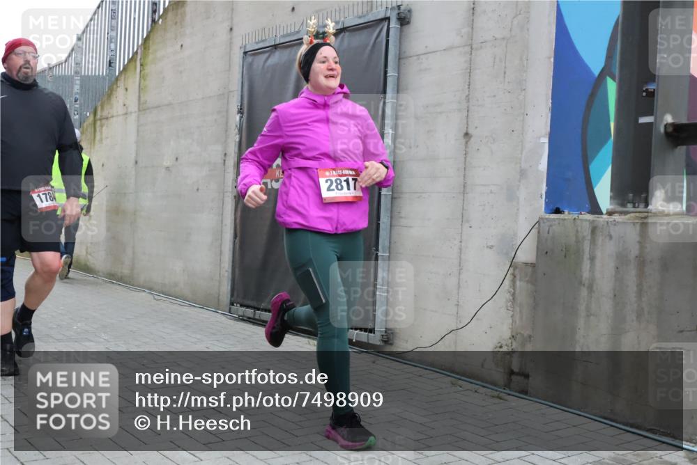 08.12.2024 - St. Pauli X-Mass-Run No. 14 H.Heesch http://msf.ph/oto/7498909 08.12.2024 10:02:20 Ziel 86, 1751, 2302, 2361, 2362, 2817, 2826, 3093, 1784, 2817, 2965, 3304 meine-sportfotos.de
