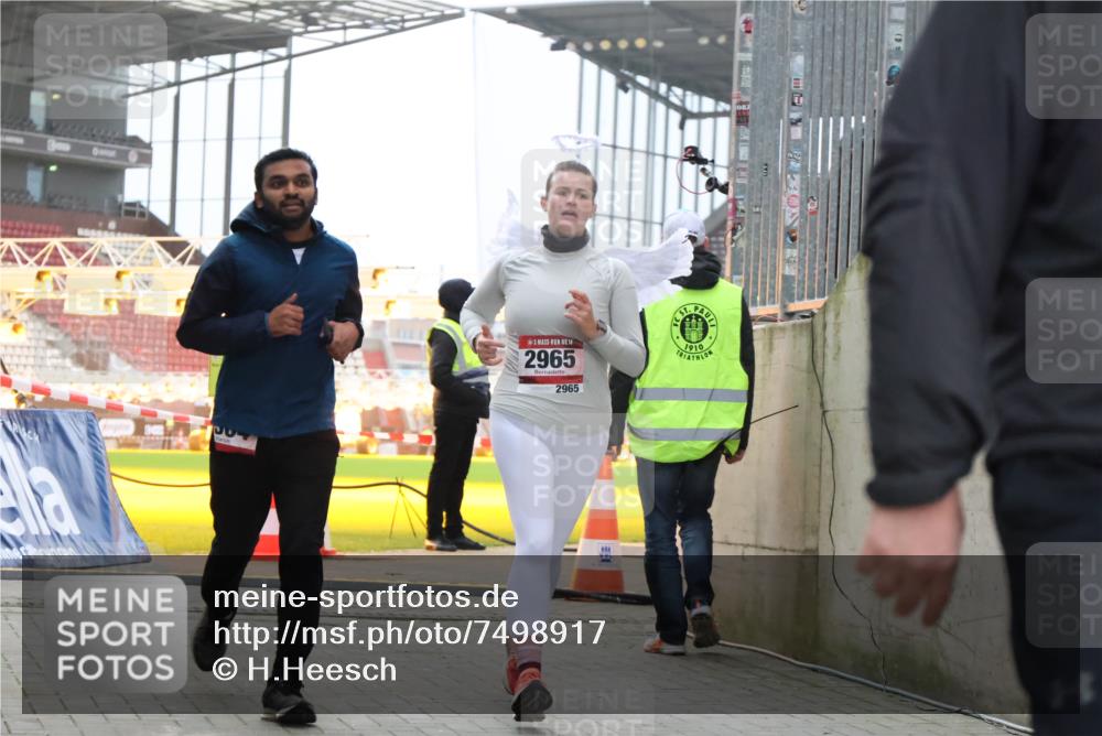 08.12.2024 - St. Pauli X-Mass-Run No. 14 H.Heesch http://msf.ph/oto/7498917 08.12.2024 10:02:22 Ziel 86, 2302, 2361, 2362, 2817, 2826, 2965, 3093, 1784, 2780, 2965, 3304 meine-sportfotos.de