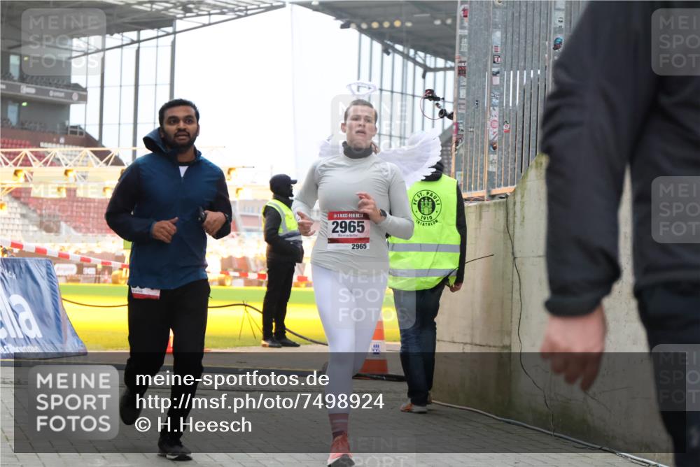 08.12.2024 - St. Pauli X-Mass-Run No. 14 H.Heesch http://msf.ph/oto/7498924 08.12.2024 10:02:22 Ziel 86, 2302, 2361, 2362, 2817, 2826, 2965, 3093, 1784, 2780, 2965, 3304 meine-sportfotos.de