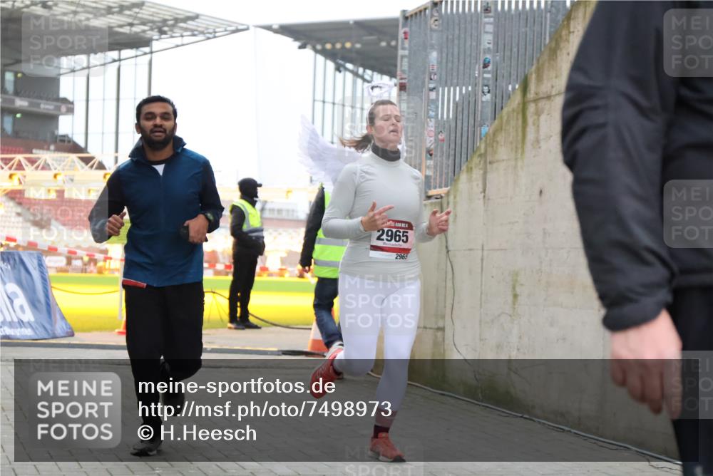 08.12.2024 - St. Pauli X-Mass-Run No. 14 H.Heesch http://msf.ph/oto/7498973 08.12.2024 10:02:22 Ziel 86, 2302, 2361, 2362, 2817, 2826, 2965, 3093, 1784, 2780, 2965, 3304 meine-sportfotos.de