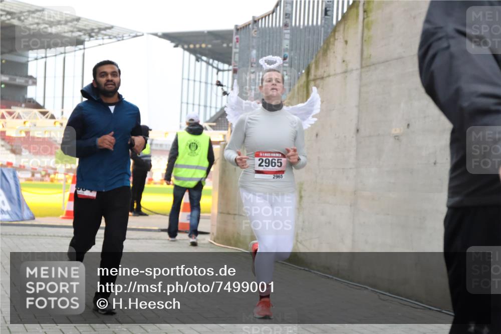 08.12.2024 - St. Pauli X-Mass-Run No. 14 H.Heesch http://msf.ph/oto/7499001 08.12.2024 10:02:22 Ziel 86, 2302, 2361, 2362, 2817, 2826, 2965, 3093, 1784, 2780, 2965, 3304 meine-sportfotos.de