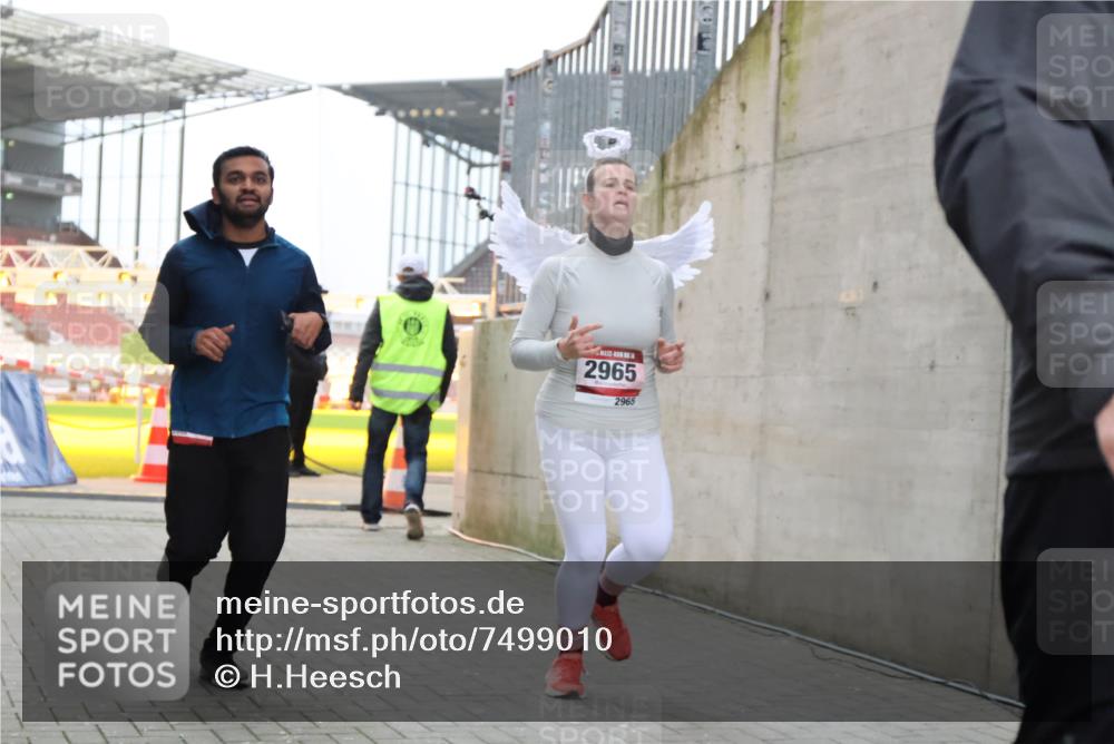 08.12.2024 - St. Pauli X-Mass-Run No. 14 H.Heesch http://msf.ph/oto/7499010 08.12.2024 10:02:22 Ziel 86, 2302, 2361, 2362, 2817, 2826, 2965, 3093, 1784, 2780, 2965, 3304 meine-sportfotos.de