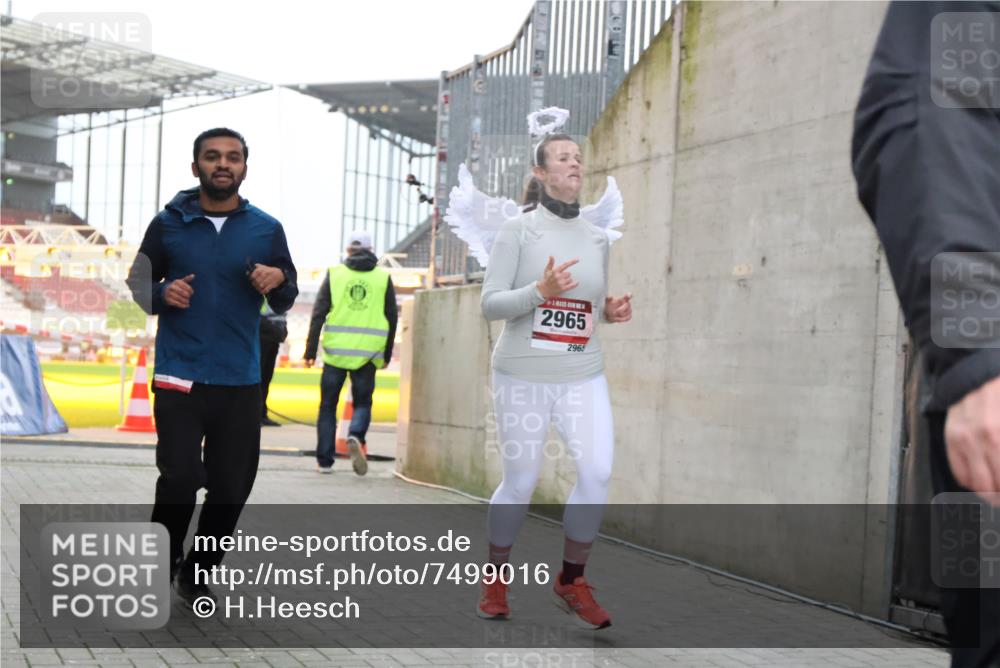 08.12.2024 - St. Pauli X-Mass-Run No. 14 H.Heesch http://msf.ph/oto/7499016 08.12.2024 10:02:23 Ziel 86, 1784, 2302, 2361, 2362, 2817, 2826, 2965, 3093, 3304, 588, 1784, 2780, 2965, 3304 meine-sportfotos.de