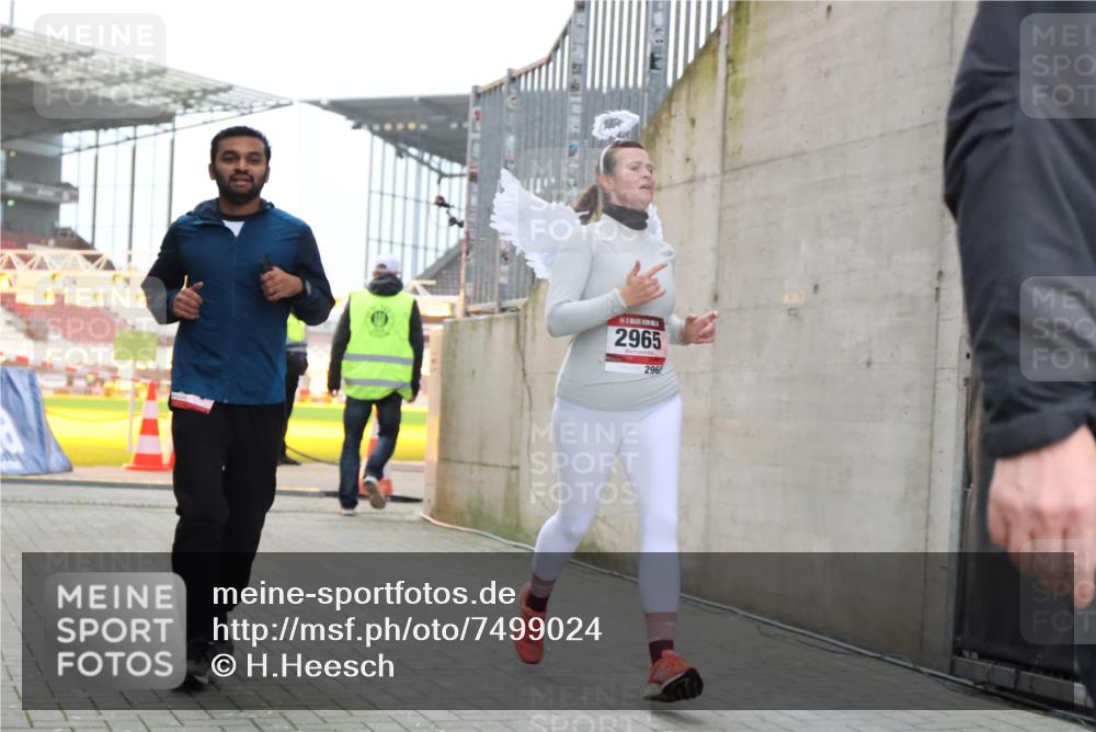 08.12.2024 - St. Pauli X-Mass-Run No. 14 H.Heesch http://msf.ph/oto/7499024 08.12.2024 10:02:23 Ziel 86, 1784, 2302, 2361, 2362, 2817, 2826, 2965, 3093, 3304, 588, 1784, 2780, 2965, 3304 meine-sportfotos.de