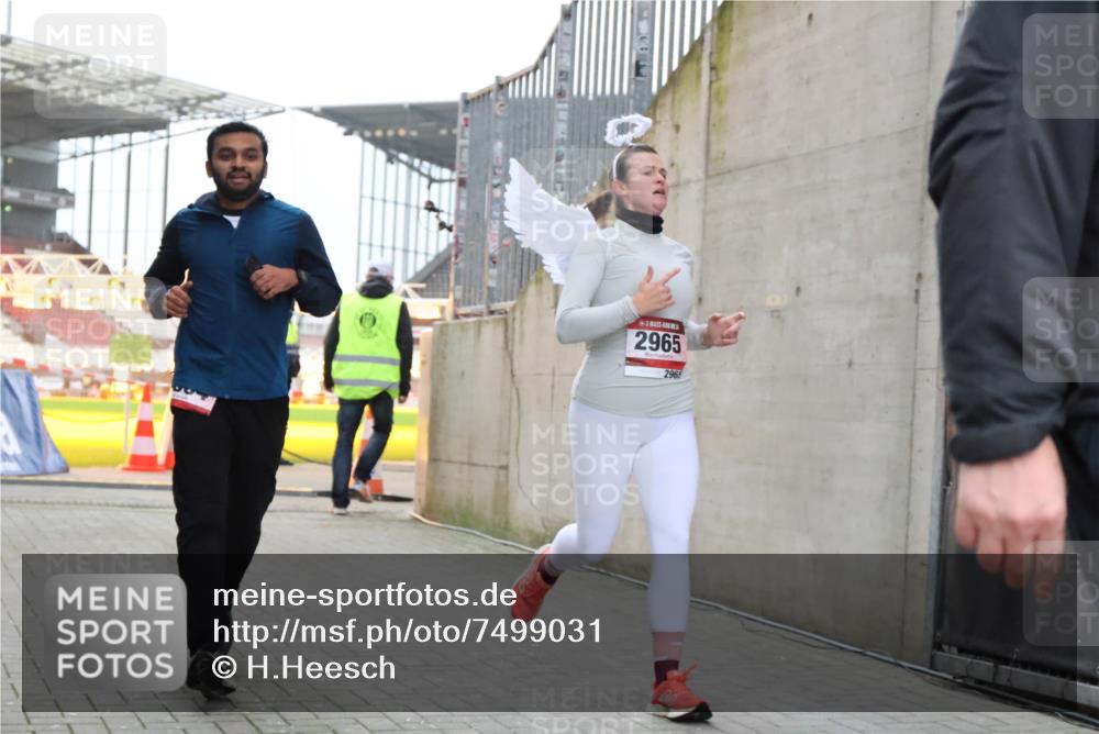 08.12.2024 - St. Pauli X-Mass-Run No. 14 H.Heesch http://msf.ph/oto/7499031 08.12.2024 10:02:23 Ziel 86, 1784, 2302, 2361, 2362, 2817, 2826, 2965, 3093, 3304, 588, 1784, 2780, 2965, 3304 meine-sportfotos.de