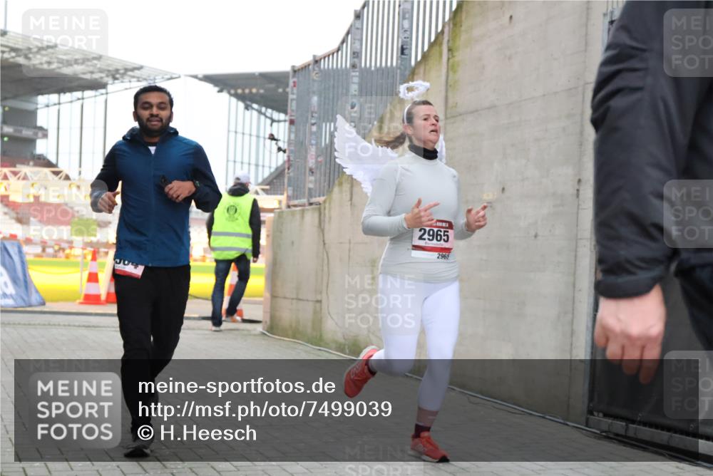 08.12.2024 - St. Pauli X-Mass-Run No. 14 H.Heesch http://msf.ph/oto/7499039 08.12.2024 10:02:23 Ziel 86, 1784, 2302, 2361, 2362, 2817, 2826, 2965, 3093, 3304, 588, 1784, 2780, 2965, 3304 meine-sportfotos.de