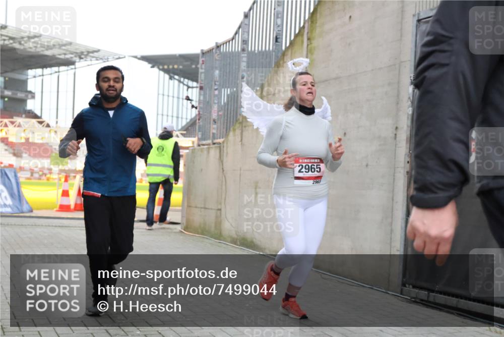 08.12.2024 - St. Pauli X-Mass-Run No. 14 H.Heesch http://msf.ph/oto/7499044 08.12.2024 10:02:23 Ziel 86, 1784, 2302, 2361, 2362, 2817, 2826, 2965, 3093, 3304, 588, 1784, 2780, 2965, 3304 meine-sportfotos.de
