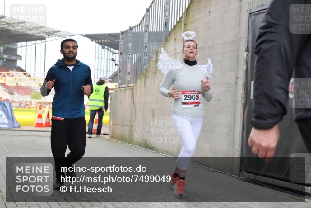08.12.2024 - St. Pauli X-Mass-Run No. 14 H.Heesch http://msf.ph/oto/7499049 08.12.2024 10:02:23 Ziel 86, 1784, 2302, 2361, 2362, 2817, 2826, 2965, 3093, 3304, 588, 1784, 2780, 2965, 3304 meine-sportfotos.de