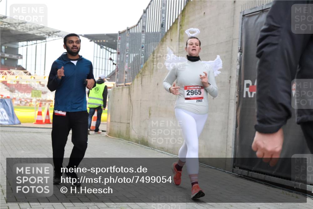 08.12.2024 - St. Pauli X-Mass-Run No. 14 H.Heesch http://msf.ph/oto/7499054 08.12.2024 10:02:23 Ziel 86, 1784, 2302, 2361, 2362, 2817, 2826, 2965, 3093, 3304, 588, 1784, 2780, 2965, 3304 meine-sportfotos.de