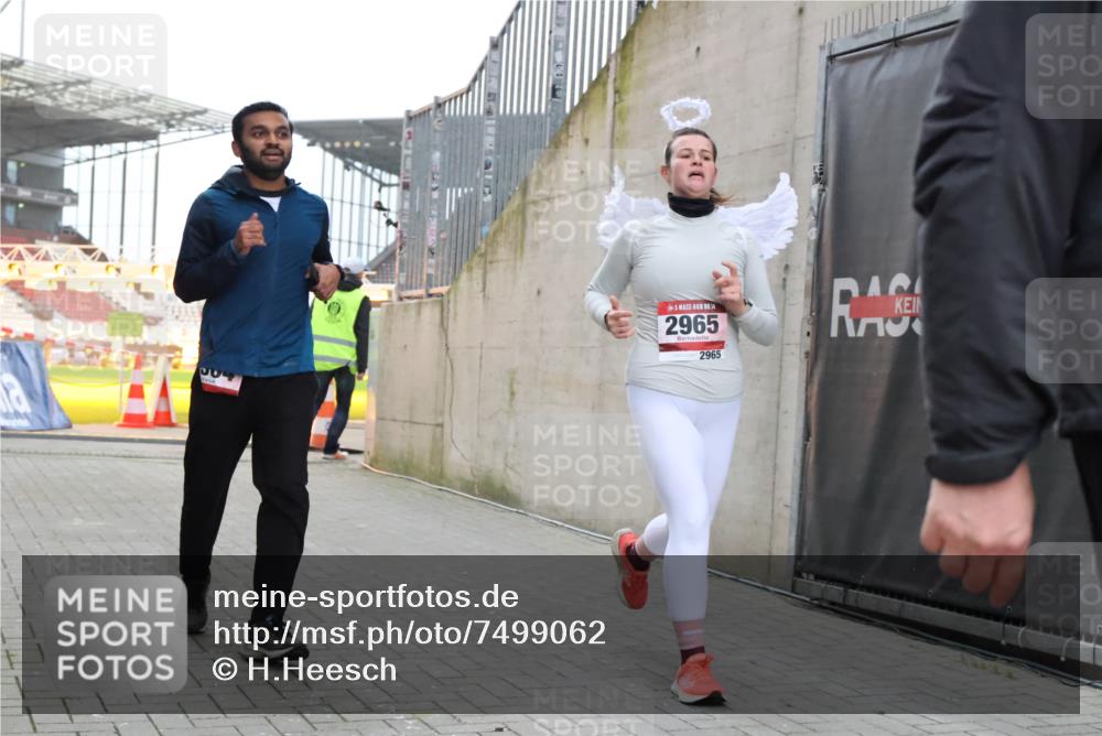 08.12.2024 - St. Pauli X-Mass-Run No. 14 H.Heesch http://msf.ph/oto/7499062 08.12.2024 10:02:23 Ziel 86, 1784, 2302, 2361, 2362, 2817, 2826, 2965, 3093, 3304, 588, 1784, 2780, 2965, 3304 meine-sportfotos.de