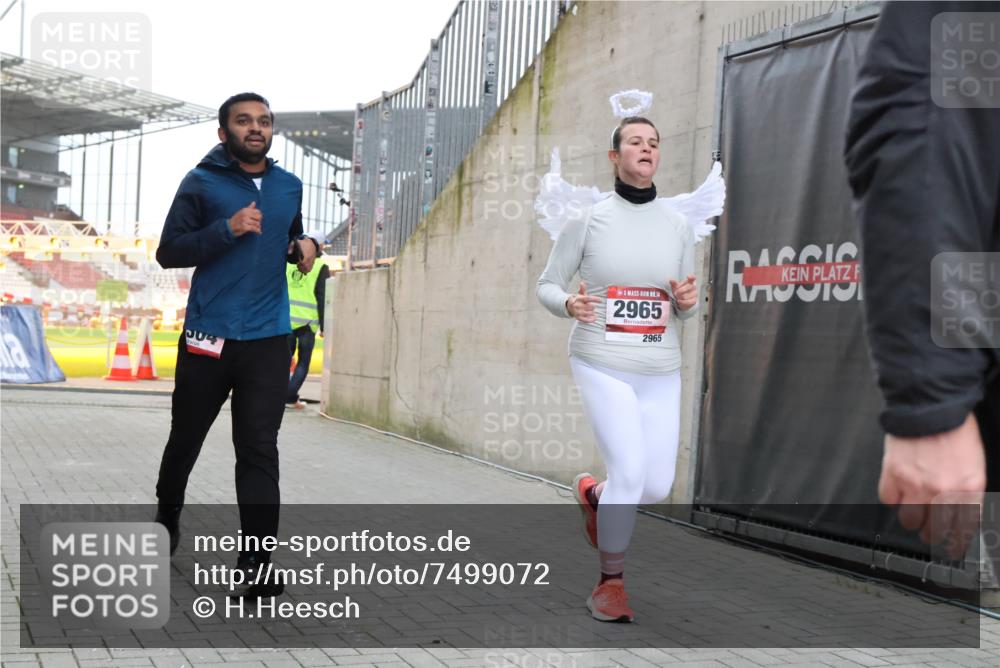 08.12.2024 - St. Pauli X-Mass-Run No. 14 H.Heesch http://msf.ph/oto/7499072 08.12.2024 10:02:23 Ziel 86, 1784, 2302, 2361, 2362, 2817, 2826, 2965, 3093, 3304, 588, 1784, 2780, 2965, 3304 meine-sportfotos.de