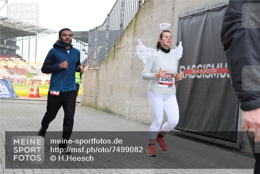 08.12.2024 - St. Pauli X-Mass-Run No. 14 H.Heesch http://msf.ph/oto/7499082 08.12.2024 10:02:23 Ziel 86, 1784, 2302, 2361, 2362, 2817, 2826, 2965, 3093, 3304, 588, 1784, 2780, 2965, 3304 meine-sportfotos.de