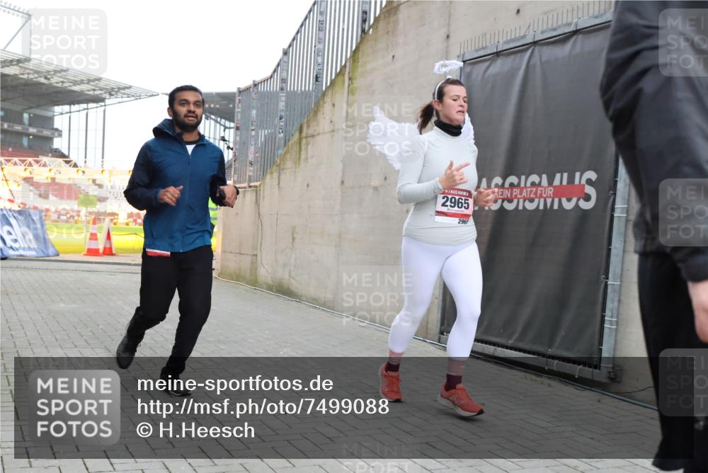 08.12.2024 - St. Pauli X-Mass-Run No. 14 H.Heesch http://msf.ph/oto/7499088 08.12.2024 10:02:23 Ziel 86, 1784, 2302, 2361, 2362, 2817, 2826, 2965, 3093, 3304, 588, 1784, 2780, 2965, 3304 meine-sportfotos.de
