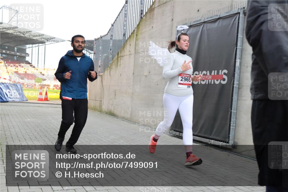 08.12.2024 - St. Pauli X-Mass-Run No. 14 H.Heesch http://msf.ph/oto/7499091 08.12.2024 10:02:23 Ziel 86, 1784, 2302, 2361, 2362, 2817, 2826, 2965, 3093, 3304, 588, 1784, 2780, 2965, 3304 meine-sportfotos.de