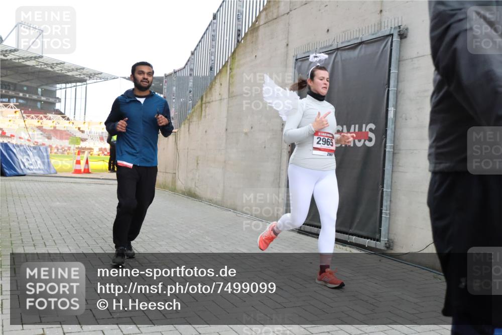 08.12.2024 - St. Pauli X-Mass-Run No. 14 H.Heesch http://msf.ph/oto/7499099 08.12.2024 10:02:23 Ziel 86, 1784, 2302, 2361, 2362, 2817, 2826, 2965, 3093, 3304, 588, 1784, 2780, 2965, 3304 meine-sportfotos.de