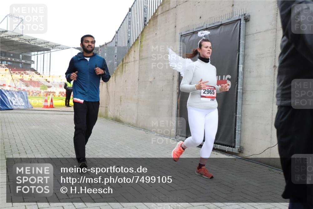 08.12.2024 - St. Pauli X-Mass-Run No. 14 H.Heesch http://msf.ph/oto/7499105 08.12.2024 10:02:23 Ziel 86, 1784, 2302, 2361, 2362, 2817, 2826, 2965, 3093, 3304, 588, 1784, 2780, 2965, 3304 meine-sportfotos.de