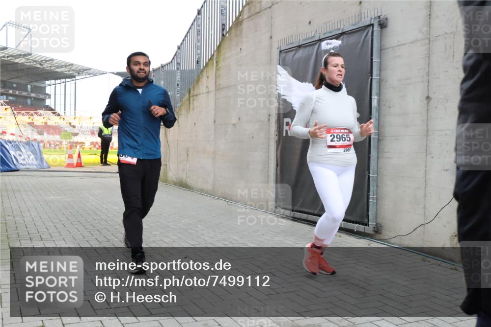08.12.2024 - St. Pauli X-Mass-Run No. 14 H.Heesch http://msf.ph/oto/7499112 08.12.2024 10:02:23 Ziel 86, 1784, 2302, 2361, 2362, 2817, 2826, 2965, 3093, 3304, 588, 1784, 2780, 2965, 3304 meine-sportfotos.de