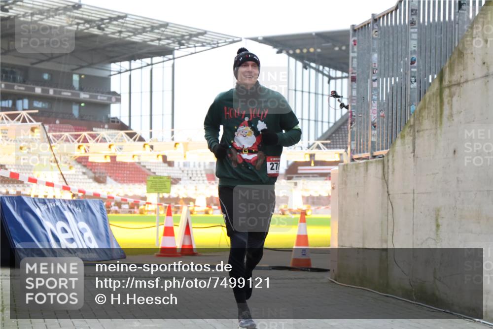 08.12.2024 - St. Pauli X-Mass-Run No. 14 H.Heesch http://msf.ph/oto/7499121 08.12.2024 10:02:27 Ziel 1784, 2361, 2362, 2817, 2826, 2965, 3093, 3304, 588, 838, 2780, 3255 meine-sportfotos.de