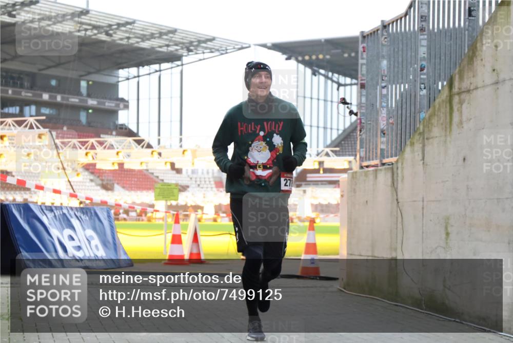 08.12.2024 - St. Pauli X-Mass-Run No. 14 H.Heesch http://msf.ph/oto/7499125 08.12.2024 10:02:28 Ziel 1784, 2817, 2965, 3093, 3304, 588, 838, 2780, 3255 meine-sportfotos.de