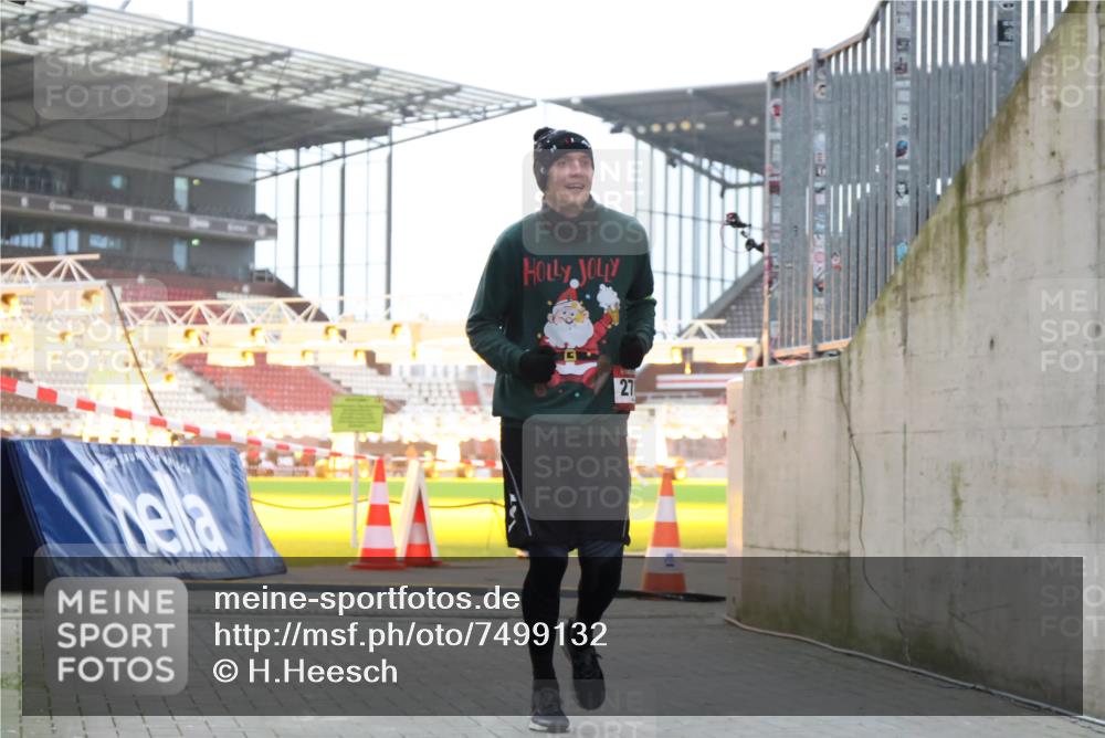 08.12.2024 - St. Pauli X-Mass-Run No. 14 H.Heesch http://msf.ph/oto/7499132 08.12.2024 10:02:28 Ziel 1784, 2817, 2965, 3093, 3304, 588, 838, 2780, 3255 meine-sportfotos.de