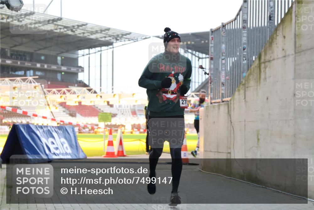 08.12.2024 - St. Pauli X-Mass-Run No. 14 H.Heesch http://msf.ph/oto/7499147 08.12.2024 10:02:28 Ziel 1784, 2817, 2965, 3093, 3304, 588, 838, 2780, 3255 meine-sportfotos.de
