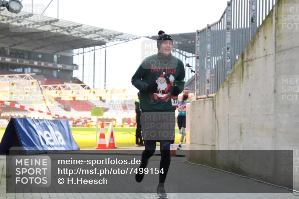 08.12.2024 - St. Pauli X-Mass-Run No. 14 H.Heesch http://msf.ph/oto/7499154 08.12.2024 10:02:28 Ziel 1784, 2817, 2965, 3093, 3304, 588, 838, 2780, 3255 meine-sportfotos.de
