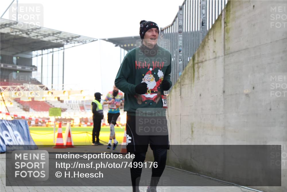 08.12.2024 - St. Pauli X-Mass-Run No. 14 H.Heesch http://msf.ph/oto/7499176 08.12.2024 10:02:28 Ziel 1784, 2817, 2965, 3093, 3304, 588, 838, 2780, 3255 meine-sportfotos.de