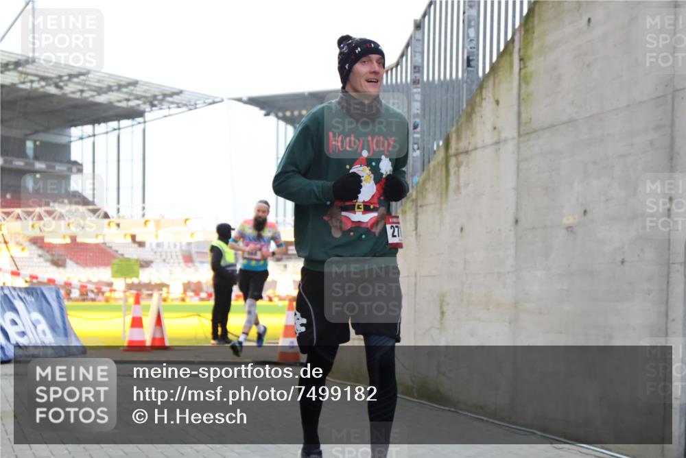 08.12.2024 - St. Pauli X-Mass-Run No. 14 H.Heesch http://msf.ph/oto/7499182 08.12.2024 10:02:28 Ziel 1784, 2817, 2965, 3093, 3304, 588, 838, 2780, 3255 meine-sportfotos.de