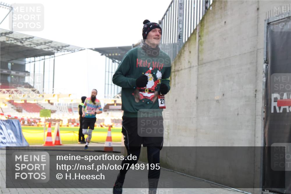 08.12.2024 - St. Pauli X-Mass-Run No. 14 H.Heesch http://msf.ph/oto/7499195 08.12.2024 10:02:29 Ziel 1784, 2817, 2965, 3304, 588, 838, 2780, 3255 meine-sportfotos.de