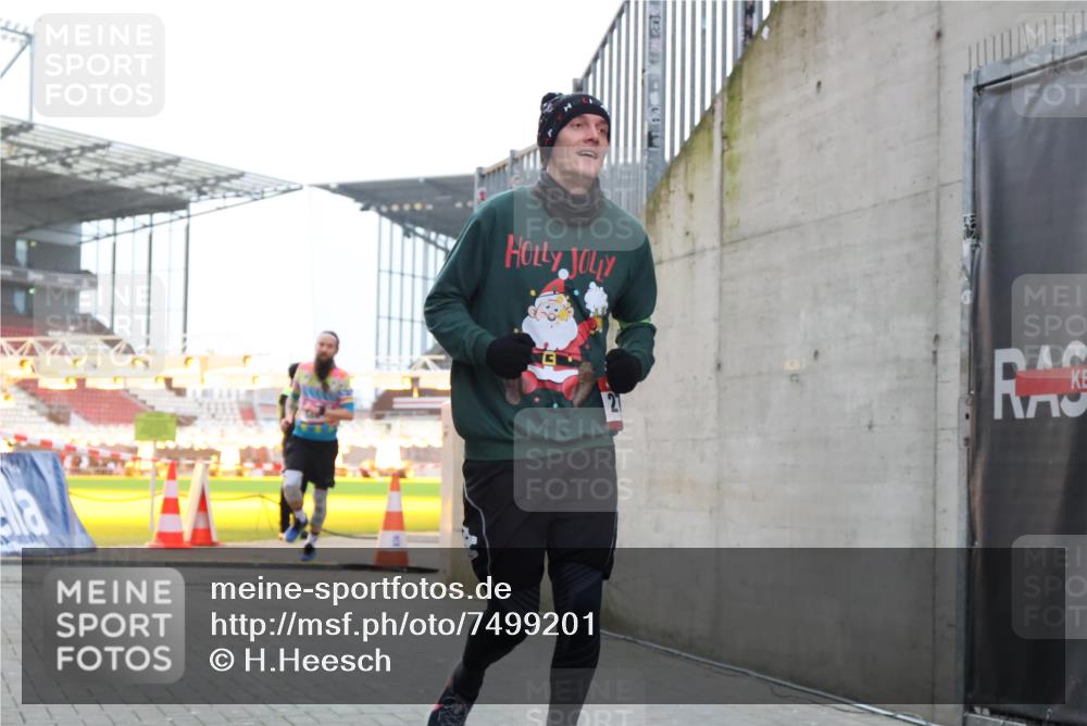 08.12.2024 - St. Pauli X-Mass-Run No. 14 H.Heesch http://msf.ph/oto/7499201 08.12.2024 10:02:29 Ziel 1784, 2817, 2965, 3304, 588, 838, 2780, 3255 meine-sportfotos.de