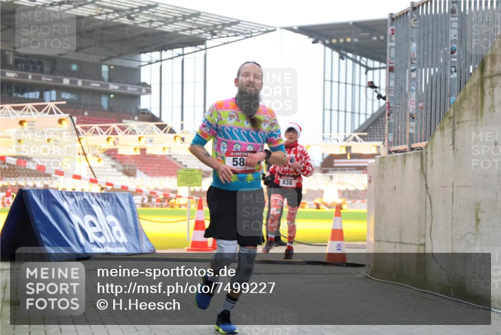 08.12.2024 - St. Pauli X-Mass-Run No. 14 H.Heesch http://msf.ph/oto/7499227 08.12.2024 10:02:31 Ziel 588, 1784, 2780, 2817, 2965, 3304, 588, 838, 2780, 3255 meine-sportfotos.de