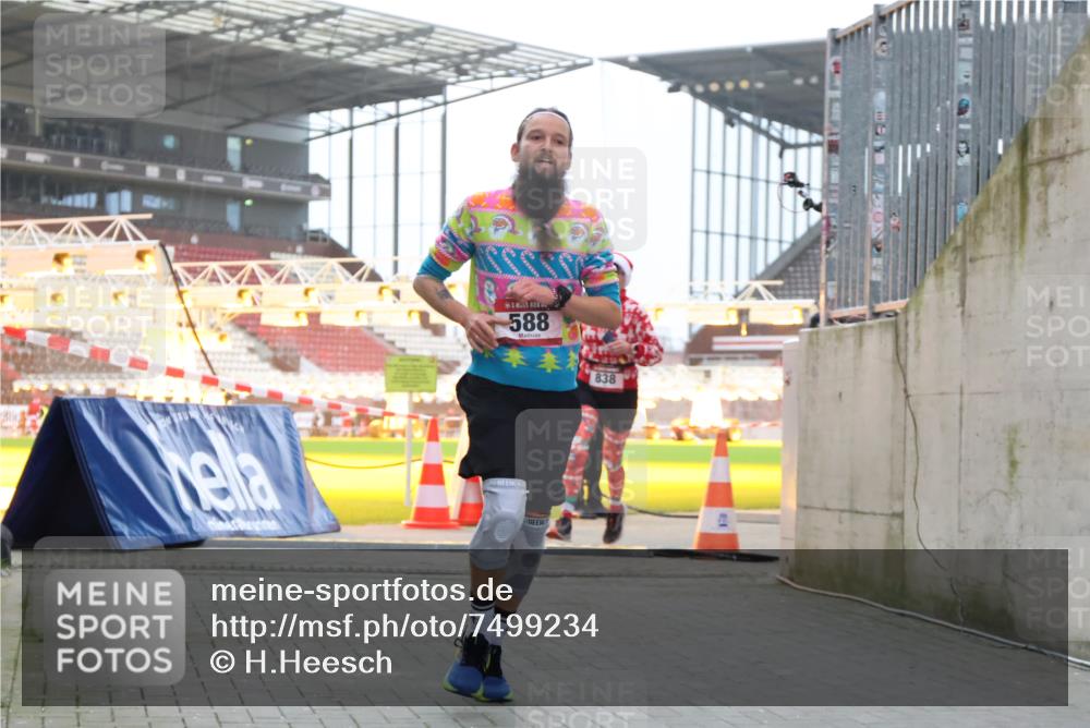 08.12.2024 - St. Pauli X-Mass-Run No. 14 H.Heesch http://msf.ph/oto/7499234 08.12.2024 10:02:31 Ziel 588, 1784, 2780, 2817, 2965, 3304, 588, 838, 2780, 3255 meine-sportfotos.de