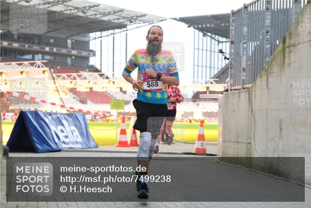 08.12.2024 - St. Pauli X-Mass-Run No. 14 H.Heesch http://msf.ph/oto/7499238 08.12.2024 10:02:31 Ziel 588, 1784, 2780, 2817, 2965, 3304, 588, 838, 2780, 3255 meine-sportfotos.de