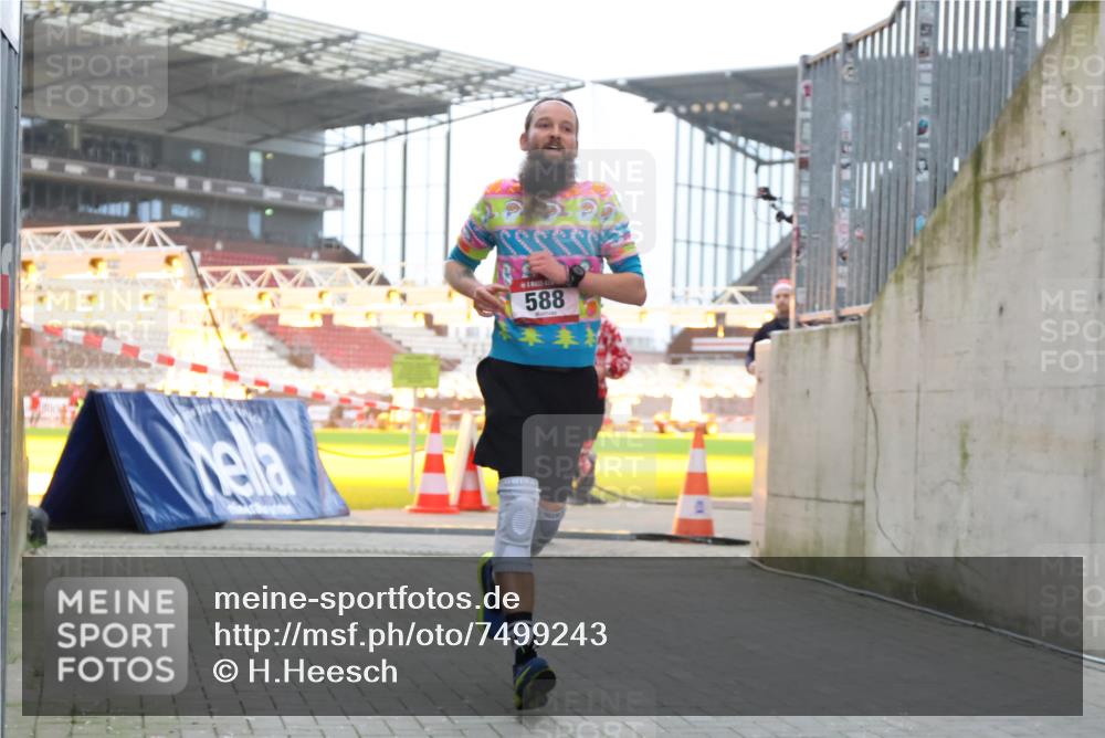 08.12.2024 - St. Pauli X-Mass-Run No. 14 H.Heesch http://msf.ph/oto/7499243 08.12.2024 10:02:31 Ziel 588, 1784, 2780, 2817, 2965, 3304, 588, 838, 2780, 3255 meine-sportfotos.de