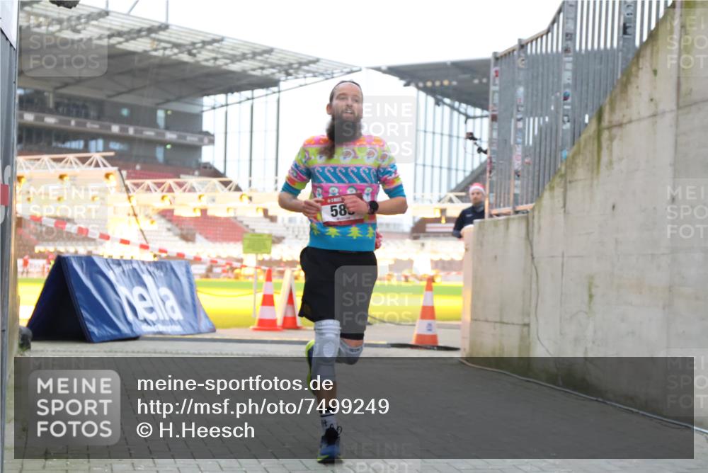 08.12.2024 - St. Pauli X-Mass-Run No. 14 H.Heesch http://msf.ph/oto/7499249 08.12.2024 10:02:31 Ziel 588, 1784, 2780, 2817, 2965, 3304, 588, 838, 2780, 3255 meine-sportfotos.de