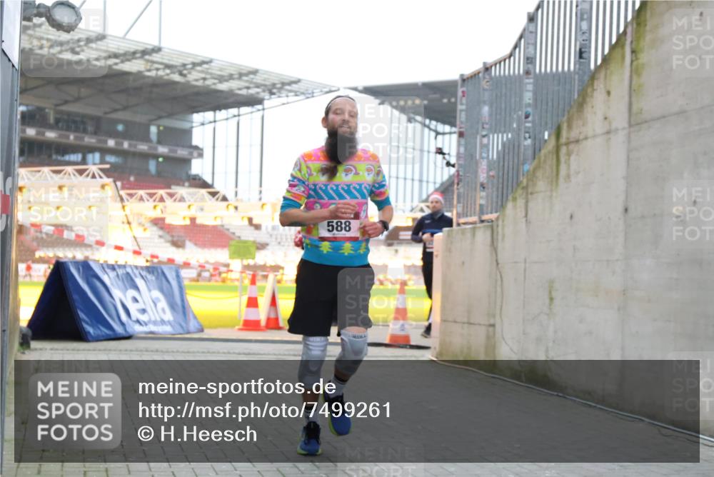 08.12.2024 - St. Pauli X-Mass-Run No. 14 H.Heesch http://msf.ph/oto/7499261 08.12.2024 10:02:31 Ziel 588, 1784, 2780, 2817, 2965, 3304, 588, 838, 2780, 3255 meine-sportfotos.de