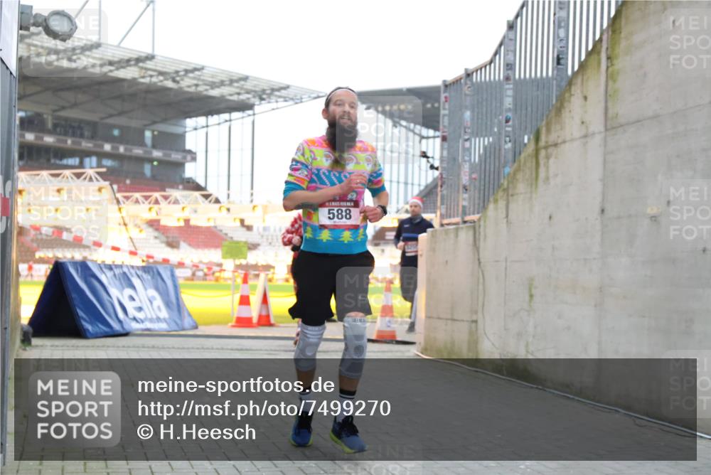 08.12.2024 - St. Pauli X-Mass-Run No. 14 H.Heesch http://msf.ph/oto/7499270 08.12.2024 10:02:31 Ziel 588, 1784, 2780, 2817, 2965, 3304, 588, 838, 2780, 3255 meine-sportfotos.de